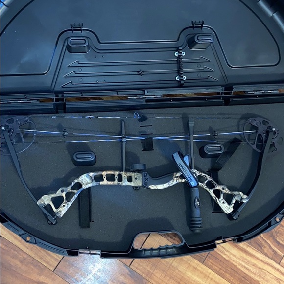 Diamond Archery Compound Bow - Picture 2 of 4